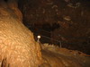 [Lake Shasta Caverns]
				<br>동굴안의 기온은 65도(섭씨 18도)정도였다. 가이드도 반팔 차림이고 우리도 추위를 느끼지 않았다.
				직선거리로 겨우 100마일(160km)밖에 떨어지지 않은 두 동굴이, 오레곤주의 oregon cave와 여기 캘리포니아주의 shasta cavern이, 어떻게 이렇게 기온차가 날 수 있는지 참으로 궁금했다.